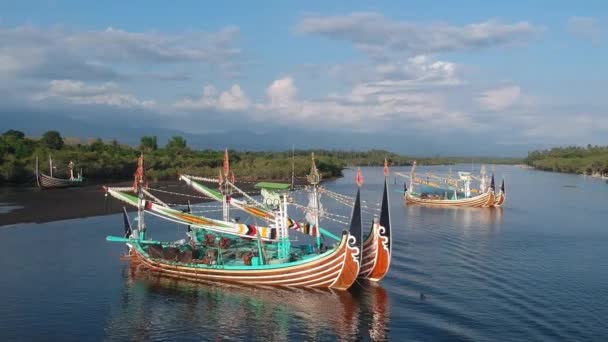 Quadrocopter vliegen naar grote en mooie Balinese boten in Prancak Perancak west bali — Stockvideo