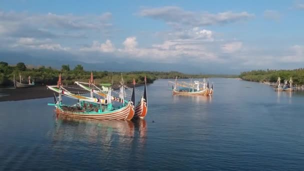 Безпілотний літальний апарат до великих і красивих балійських човнів у Пранкак Перенчаку. — стокове відео