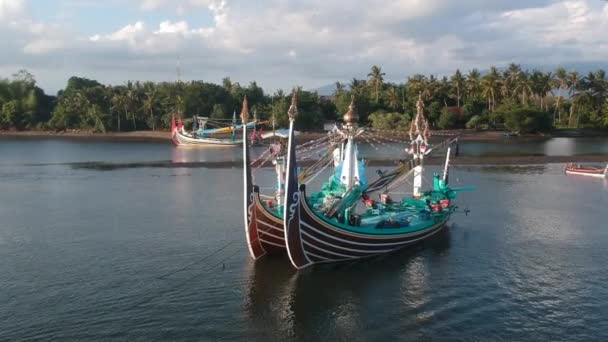 Close-up van grote en mooie Balinese boten bij Prancak Perancak west bali — Stockvideo