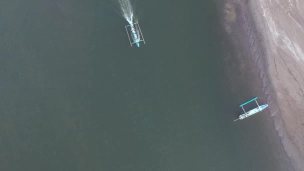 Rentang di atas air mengapung perahu nelayan ditembak jatuh Prancak Perancak barat bali banyak perahu tradisional Bali — Stok Video