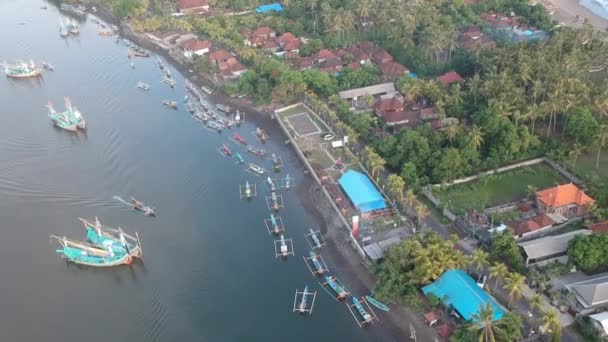 Prancak Perancak oeste bali muchos barcos balineses grandes y pequeños tradicionales — Vídeos de Stock