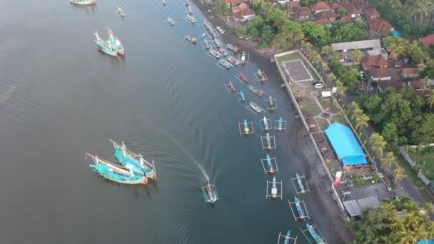 Prancak Perancak West bali Багато традиційних великих і малих балійських човнів панорама вниз і невеликий човен вітрильник — стокове відео