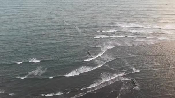 Rybacy pływają siekając duże fale, kamera sięga horyzontu. — Wideo stockowe