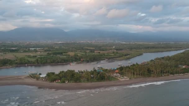 Prancak schiereiland Perancak vele traditionele Balinese boten op de achtergrond van bergen en jungle — Stockvideo