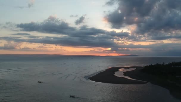 日没と多くの雲のために船が航海する海の上の無人機の減少｜Prancak Perancak半島 — ストック動画