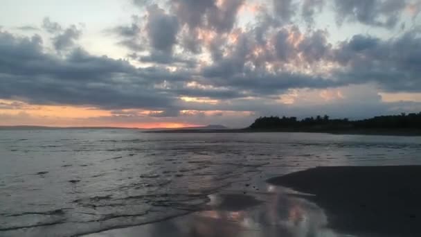 Zeitraffer-Drohnenflug über dem Ozean Halbinsel Prancak Perancak sichtbare Küste der Insel — Stockvideo