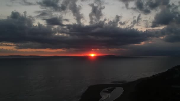 Rosso magnifico tramonto sull'oceano e l'isola in primo piano un'altra isola — Video Stock