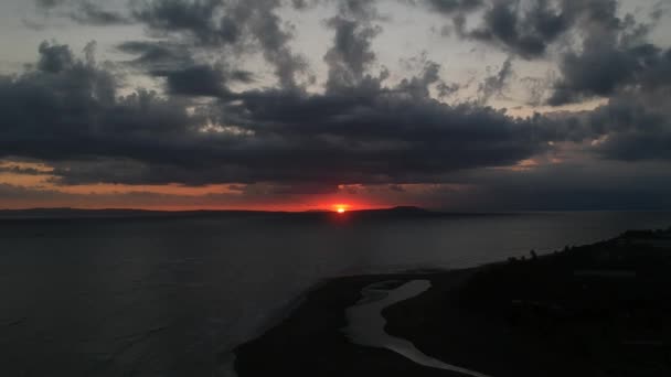 Včasný červený nádherný západ slunce nad oceánem a ostrov v popředí jiného ostrova — Stock video