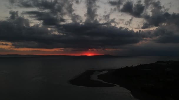 Lueur rouge du coucher du soleil sur l'océan — Video