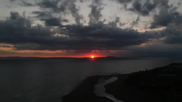 Timelapse червоний чудовий захід сонця над океаном і островом на передньому плані інший острів — стокове відео