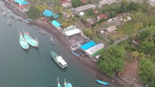 Overspannen over een smalle kust met huizen van een riviertje met boten naar de oceaan Prancak Perancak — Stockvideo