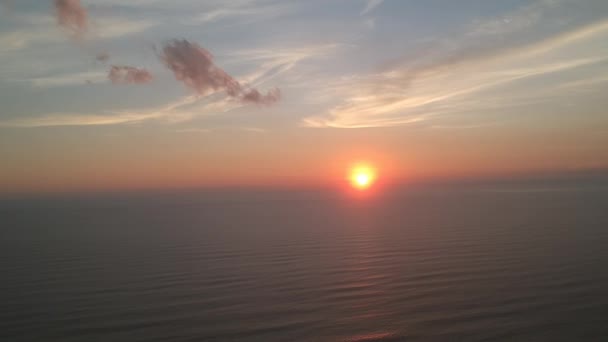 Zeitraffer eines rosafarbenen Sonnenuntergangs vor dem Hintergrund eines ruhigen Ozeans und schöner Wolken — Stockvideo