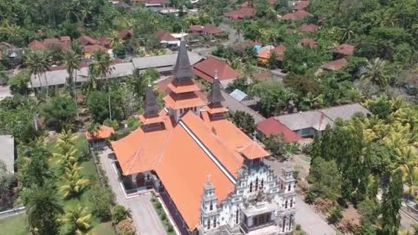 Start über Drohne Herz Jesu Katholische Kirche westlich von Bali Indonesien sichtbar orangefarbenes Dach des Tempels — Stockvideo