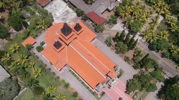 無人機に高い離陸イエス・カトリック教会の神聖な心インドネシア西バリ寺院の見えるオレンジ色の屋根 — ストック動画