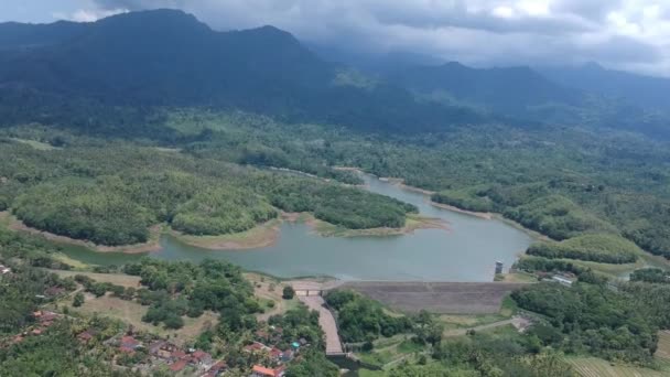 Gran embalse con una presa Waduk Palasari Ekasari Melaya Jembrana, Bali Indonesia — Vídeos de Stock