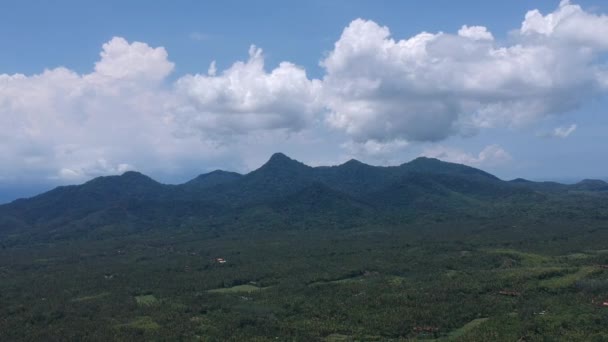 Volando lejos de las montañas hermosas cubiertas enteramente de vegetación en tiempo soleado — Vídeos de Stock