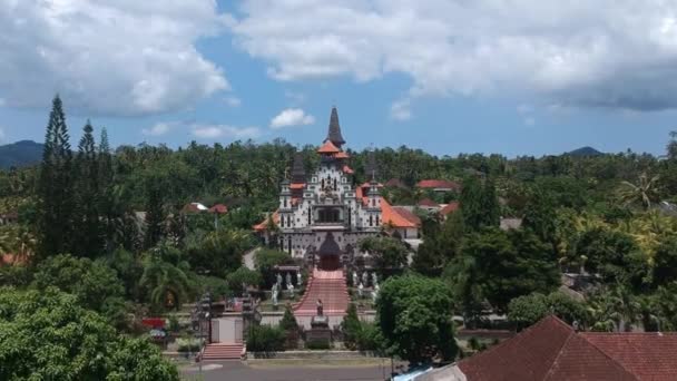 Acercamiento a un dron frente al Sagrado Corazón de Jesús Iglesia Católica West bali indonesia — Vídeos de Stock