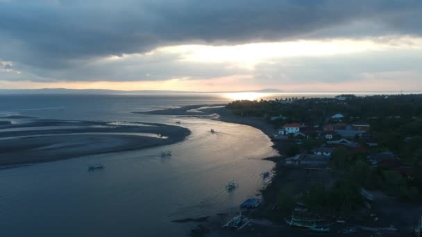 Drone dolly sobre o mar, onde os barcos navegam para o pôr do sol e muitas nuvens Península de Prancak Perancak — Vídeo de Stock