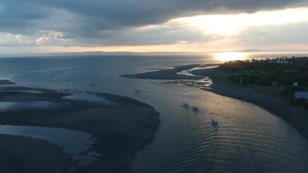 Drone πτήση πάνω από το λιμάνι, όπου βάρκες επιπλέουν στο ηλιοβασίλεμα Pranchak Peranchak Χερσόνησο — Αρχείο Βίντεο