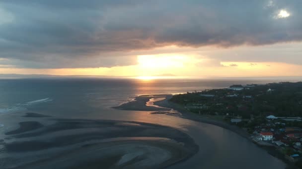 Drone droppende epische zonsondergang in de haven van Prancak Perancak Peninsula bali-sia — Stockvideo
