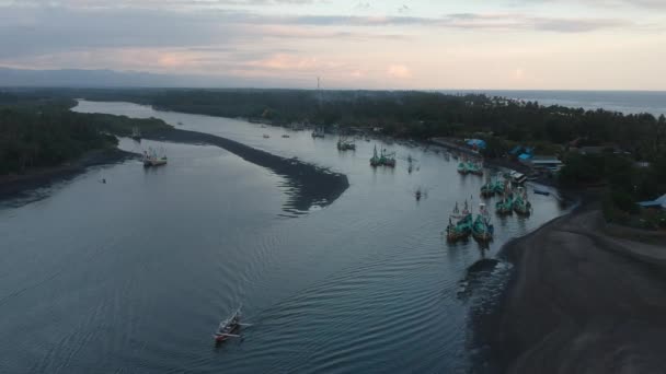 Prancak Perancak oeste bali muchos barcos balineses grandes y pequeños tradicionales por la noche — Vídeos de Stock