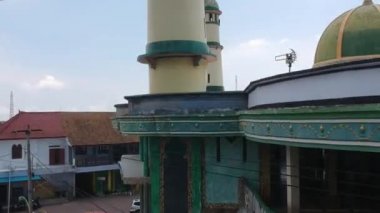 Camii El-Mubarok Büyük Camii Gilimanuk Melaya Batı Bali Endonezya 'nın kulelerinden İHA ile havalanacak.