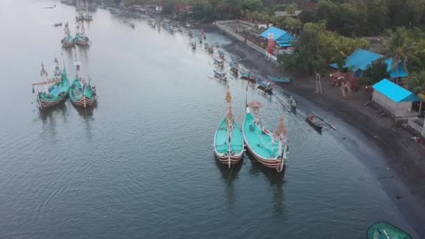 Rentang di atas air terlihat pantai Prancak Perancak barat bali banyak perahu tradisional Bali — Stok Video
