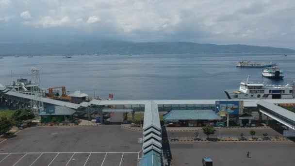 Vlucht over de haven en voetgangersovergangen tegen de achtergrond van de zee en de bergen Gilimanuk Melaya West-Bali — Stockvideo