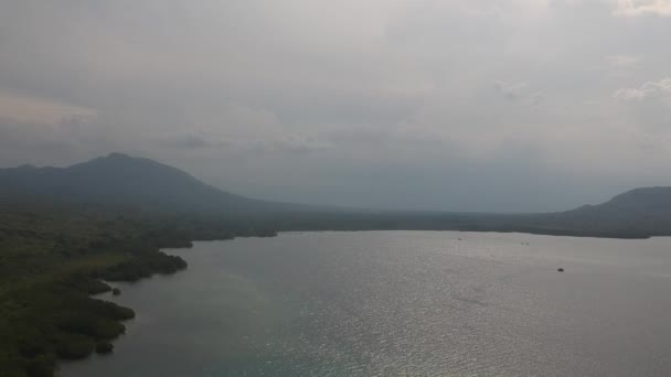 nuages temps nuageux sur le ciel et le rivage avec la montagne Labuan Lalang menuju Nusabay Menjangan 