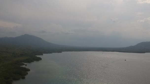 Nuvens de tempo nublado no céu e costa com a montanha Labuan Lalang menuju Nusabay Menjangan — Vídeo de Stock