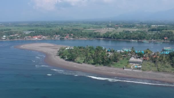 Peninsula Prancak laut dan sungai dikelilingi tanah di cuaca cerah Semenanjung Perancak barat bali indonesia — Stok Video
