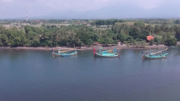 Suyun üzerinde görünen kıyı açıklığı Prancak Perama Batı Bali birçok geleneksel Balili tekne — Stok video