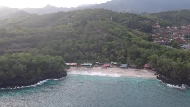 Bias Tugel Beach drone vlucht aan de zijkant van Padang Bai bali the sia — Stockvideo