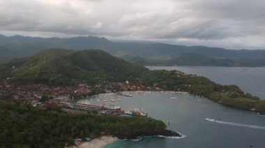 Padang Bai limanına büyük gemi Bali Endonezya 'ya yelken açtı.