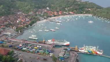 Padang Bai limanında bir İHA ile uçarken Endonezya Limanı görünür büyük nakliye gemileri ve küçük tekneler