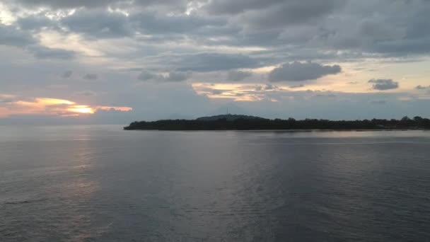 Зліт над островом Гілі Мено і гілі Манґан на тлі видимого вулкана Агун. — стокове відео