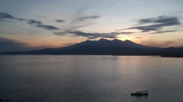 Mot bakgrund av en vulkan på ön Lombok Pulau Lombok West Nusa Tenggara fiskebåtar är synliga i gryningen — Stockvideo