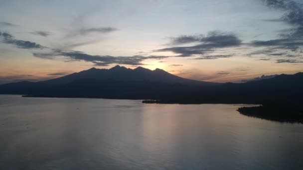 Felszállás ideje lejárt egy vulkán hátterében Lombok szigetén Pulau Lombok Nyugat-Nusa Tenggara hajnalban halászhajók láthatók — Stock videók