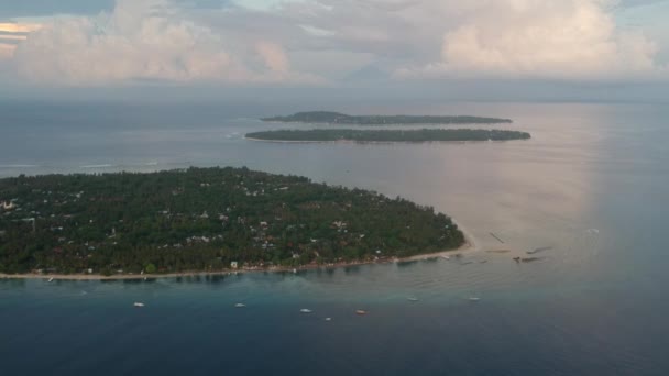 Repülés a szigetek felett három gili: levegő, meno, trawangan hajnalban halászhajók láthatók — Stock videók