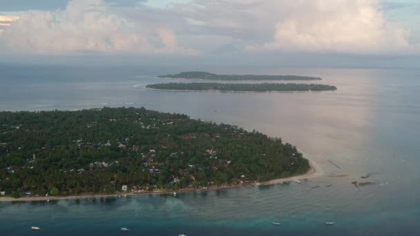 Adaların üzerinden uçmak üç gili: hava, meno, şafak vakti Trawangan görünen balıkçı tekneleri — Stok video