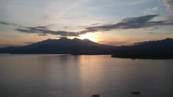 Landning mot bakgrund av en vulkan på ön Lombok Pulau Lombok West Nusa Tenggara — Stockvideo