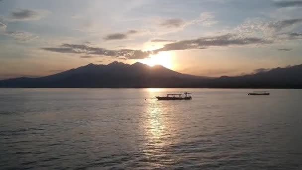Volar sobre los barcos de pesca contra el fondo de un volcán en la isla de Lombok Pulau Lombok West Nusa Tenggara al amanecer — Vídeo de stock