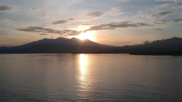 Survolant l'océan au lever du soleil sur fond de volcan pittoresque — Video