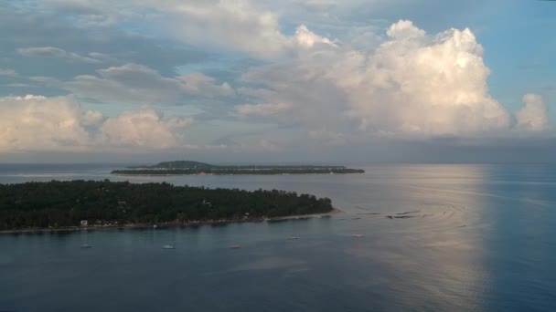 Vol au-dessus des îles trois gili : air, meno, trawangan à l'aube bateaux de pêche sont visibles — Video