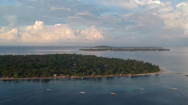 Політ над островами три джилі: повітряні, морські, траурні на світанкових рибальських човнах видно — стокове відео
