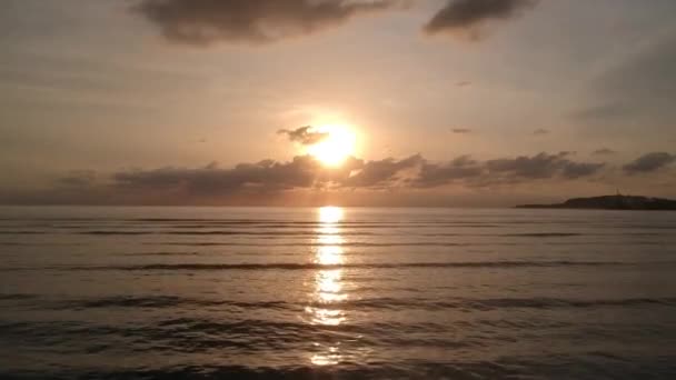 Despegue sobre kean con sol dorado al atardecer con reflejo sobre un fondo de nubes — Vídeos de Stock