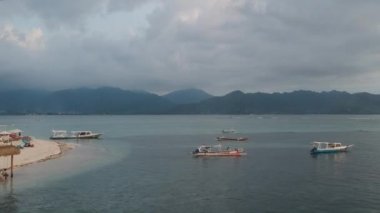 Gün batımında Endonezya 'da güzel balıkçı teknelerinin üzerinde uçmak