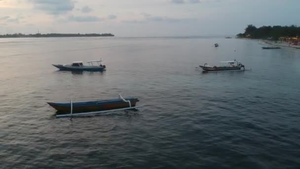 Bellos barcos de pesca en la noche indonesia aire gili — Vídeo de stock