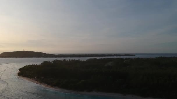 Απογείωση κάθετα πάνω από τον ωκεανό και πολλά νησιά είναι ορατά gili meno trawangan — Αρχείο Βίντεο