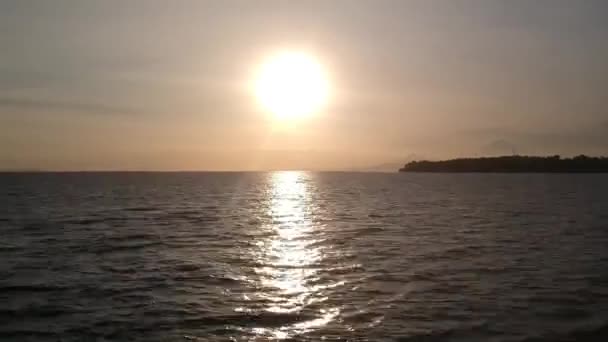 laps de temps de vol bas au-dessus de l'eau au coucher du soleil 